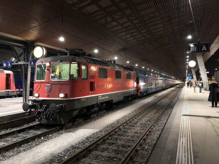 Die schleppende E-Lok wird sofort abgekoppelt. Was hier nicht zu sehen ist: Die andere Lok fuhr in weniger als einer Minute mit auf das Gleis. (Bild: Andreas Sebayang/Golem.de)