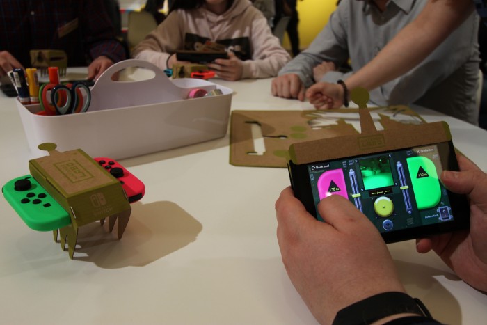 Wir drehen erste Runden mit dem ferngesteuerten Auto. (Bild: Stephan Freundorfer)