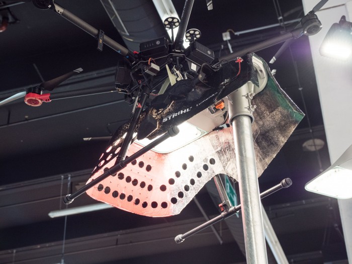 Die Drohne mit dem Korb, der den Leuchtenkopf hält (Bild: Martin Wolf/Golem.de)