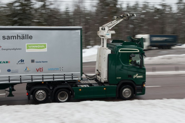 Elektro-Lkw mit Stromabnehmer auf dem E-Highway in  Schweden. (Bild: Werner Pluta/Golem.de)