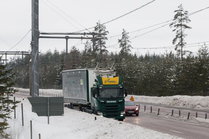Die Oberleitung liefert genug Strom zum Fahren und um den Akku zu laden. (Bild: Werner Pluta/Golem.de)