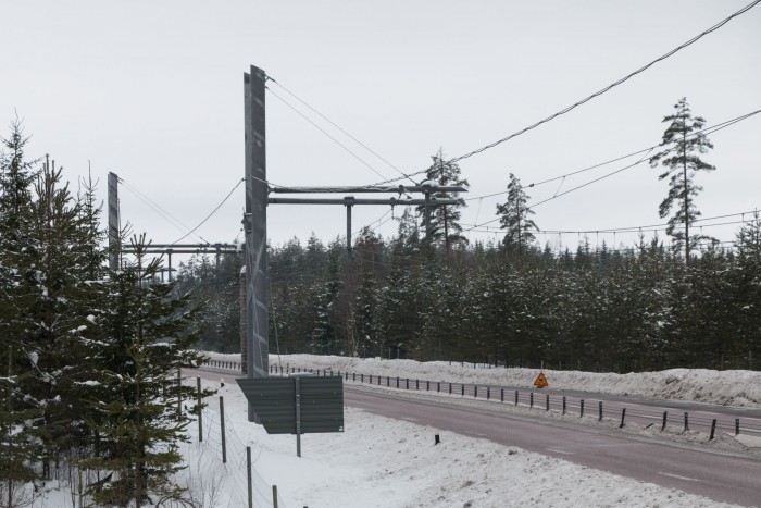 Die Masten stehen im Abstand von etwa 60 Metern (Bild: Werner Pluta/Golem.de)