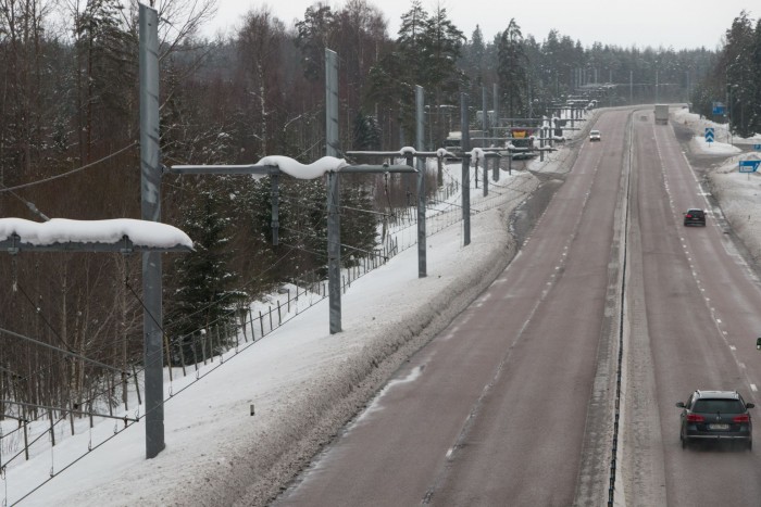 Die Oberleitung ähnelt der einer Straßenbahn, hat aber zwei Drähte. (Bild: Werner Pluta/Golem.de)