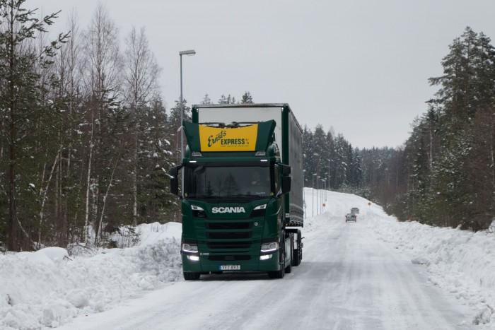 Außerhalb des E-Highway fährt der Lkw elektrisch über den Akku oder mit dem Dieselantrieb. (Bild: Werner Pluta/Golem.de)
