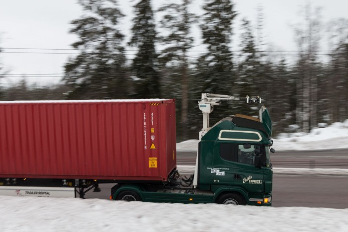 Derzeit sind nur zwei Fahrzeuge mit Stromabnehmern ausgestattet. (Bild: Werner Pluta/Golem.de)
