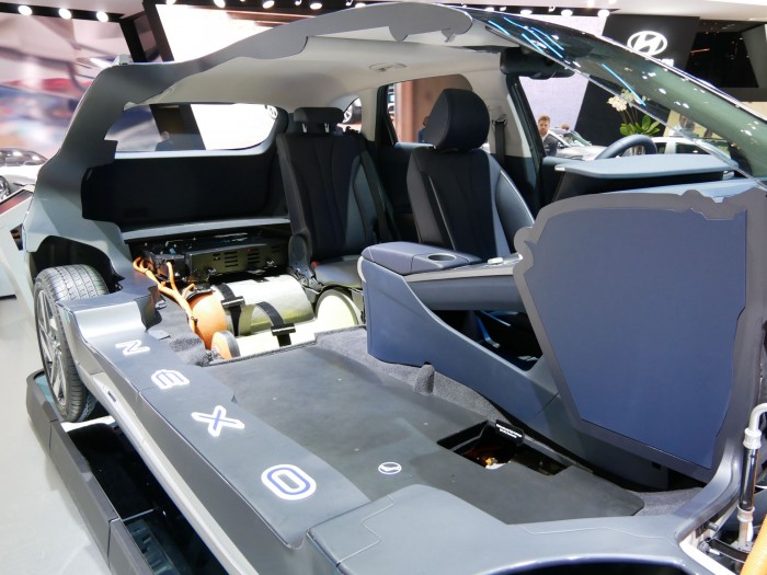 Die Tanks liegen unter dem Kofferraum. (Foto: Dirk Kunde)