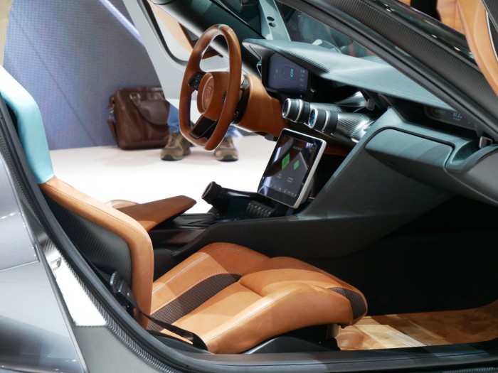 Blick ins Innere des 1,7 Millionen Euro teuren Autos (Foto: Dirk Kunde)