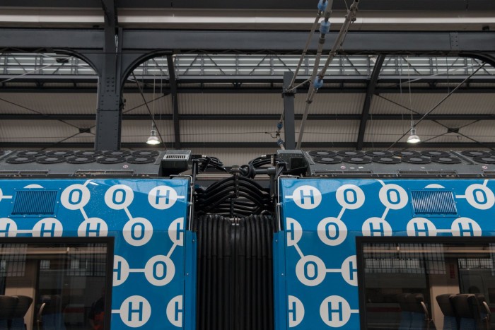 Die beiden Brennstoffzellen sind auf dem Dach angebracht. Außer den Lüftern ist nicht viel davon zu sehen. (Bild: Werner Pluta/Golem.de)