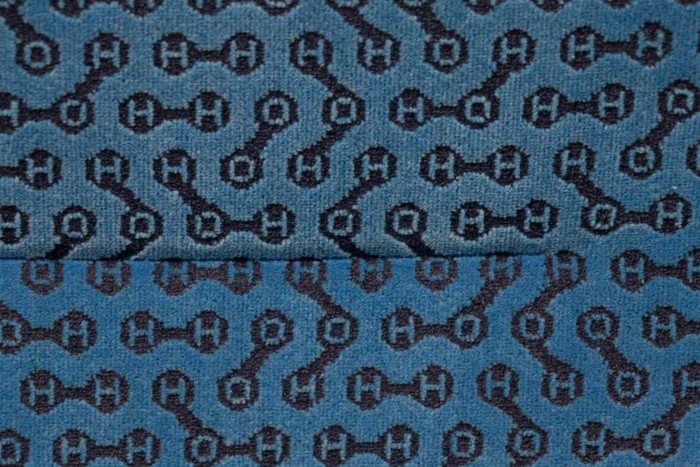 Auf Treibstoff und Emission wird im Design der Sitze hingewiesen. (Bild: Werner Pluta/Golem.de)