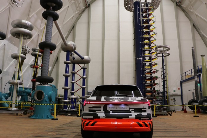 Audi präsentierte sein Ladekonzept in dieser Woche im Siemens-Hochspannungsprüffeld in Berlin.  (Foto: Friedhelm Greis/Golem.de)