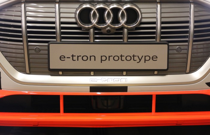 Der E-Tron hat einen Lidar unter dem Kühlergrill, soll zunächst jedoch nicht über einen Staupiloten verfügen. (Foto: Friedhelm Greis/Golem.de)