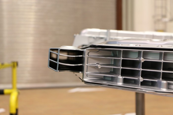 Die Aluminiumkonstruktion soll die Batterie vor Beschädigungen schützen. (Foto: Friedhelm Greis/Golem.de)