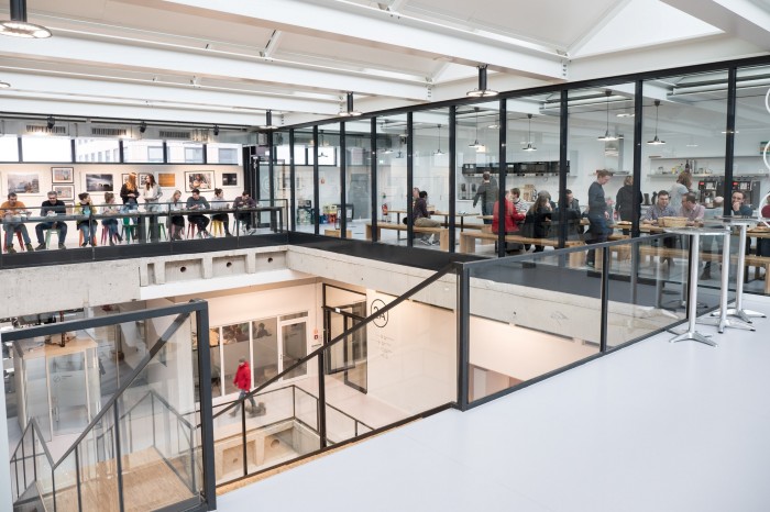 Die dritte Etage verfügt über eine Küche, ein Kickerspiel und eine Dachterrasse mit Blick auf den Tempelhofer Hafen. (Bild: Martin Wolf/Golem.de)