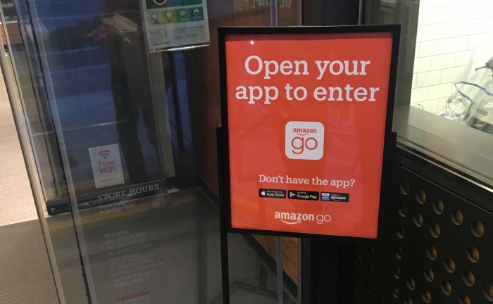Vor dem Eintreten muss die App gezückt werden. (Bild: Andreas Sebayang/Golem.de)