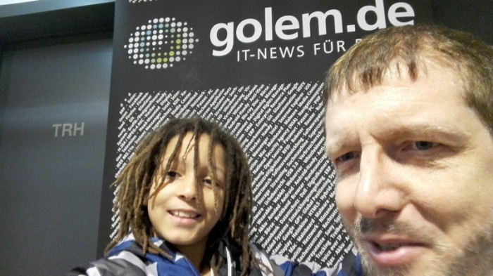 Sohn und Vater legen los. (Bild: Achim Sawall/Golem.de)