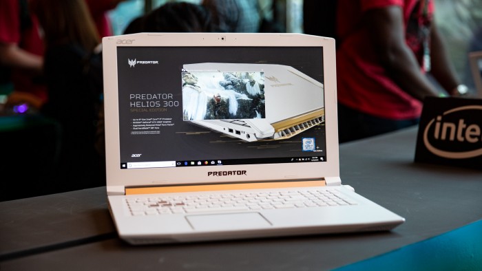 Mit dem Predator Helios 300 in der weiß-goldenen Variante wagt Acer ein Experiment. (Bild: Robert Kern/Golem.de)
