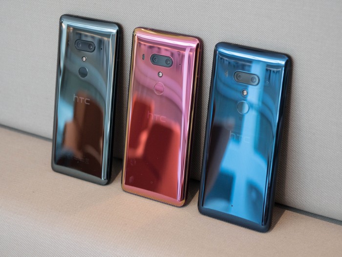 HTCs neues U12+ kommt in drei Farben in den Handel: Schwarz, Flame Red und Translucent Blue. (Bild: Martin Wolf/Golem.de)