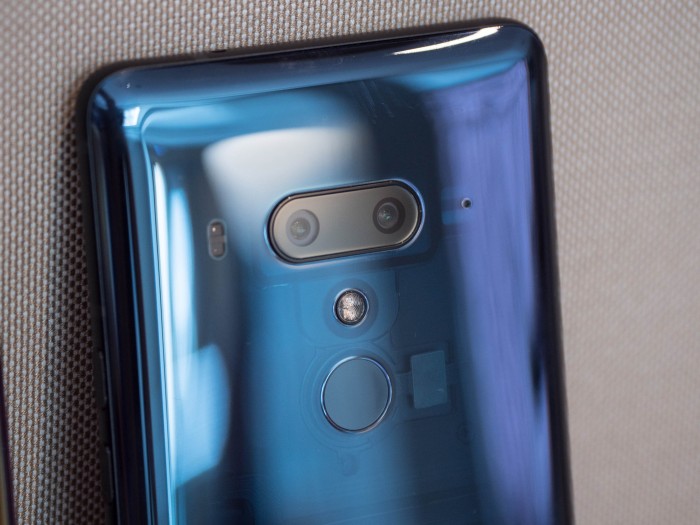 Besonders in Translucent Blue sieht das U12+ spektakulär aus: Das Smartphone hat eine transparente Rückseite. (Bild: Martin Wolf/Golem.de)