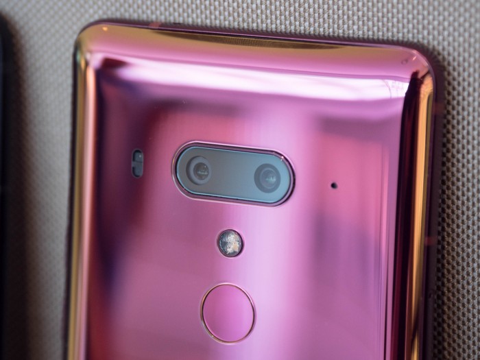 Flame Red changiert je nach Lichteinfall zwischen Rot und Orange. (Bild: Martin Wolf/Golem.de)