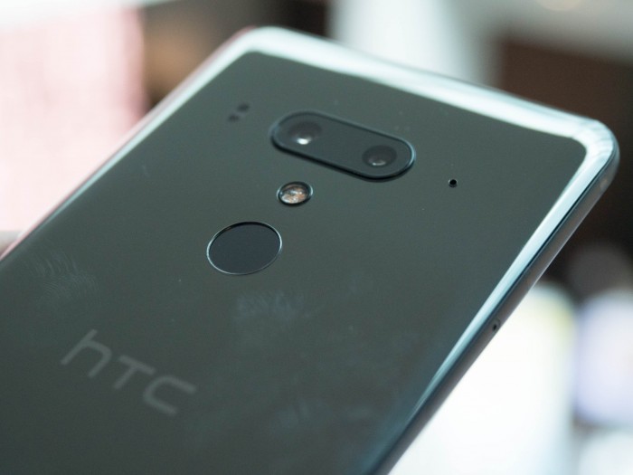 Auf der R&uuml;ckseite sind auch zwei Kameralinsen. (Bild: Martin Wolf/Golem.de)