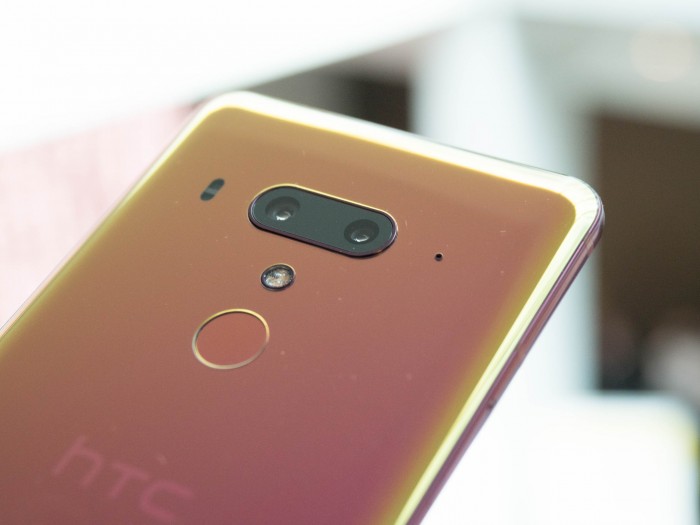 Unter der Dualkamera befindet sich ein Fingerabdrucksensor. (Bild: Martin Wolf/Golem.de)