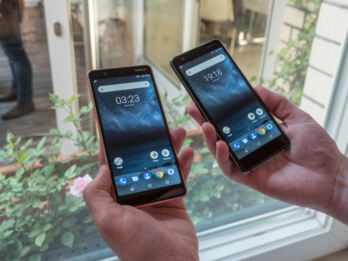 Links das Nokia 5.1, rechts das Nokia 3.1 (Bild: Martin Wolf/Golem.de)