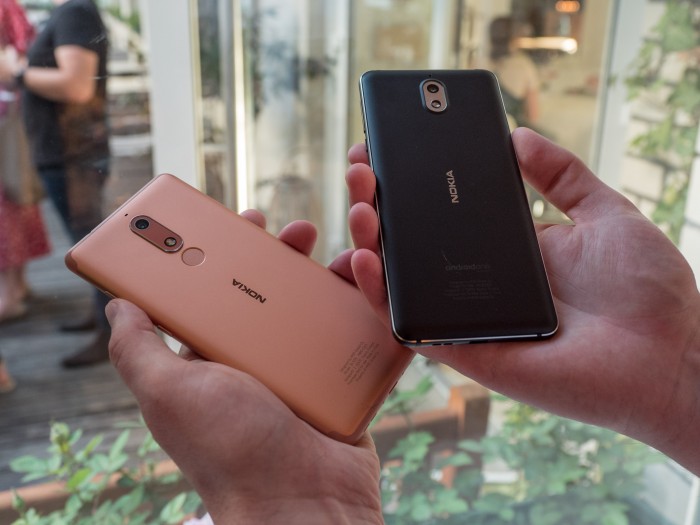 Links das Nokia 5.1, rechts das Nokia 3.1 (Bild: Martin Wolf/Golem.de)