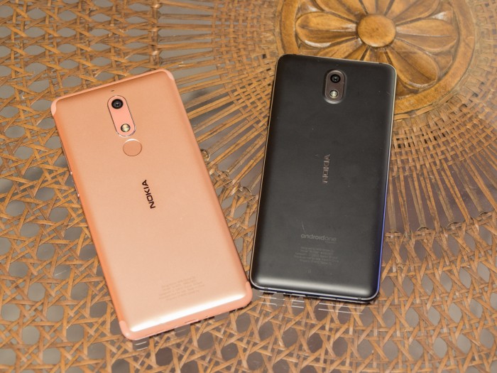 Links das Nokia 5.1, rechts das Nokia 3.1 (Bild: Martin Wolf/Golem.de)