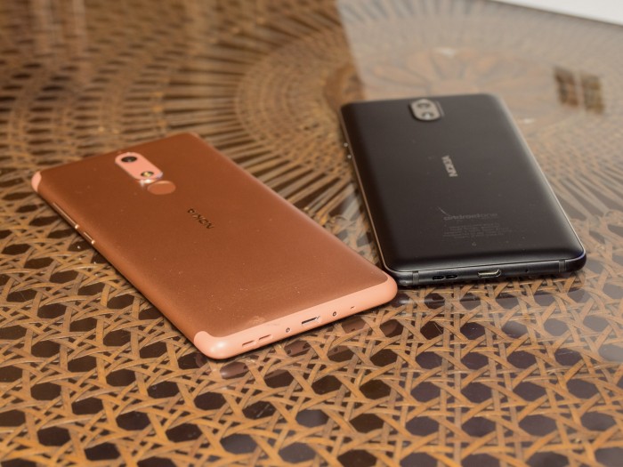 Links das Nokia 5.1, rechts das Nokia 3.1 (Bild: Martin Wolf/Golem.de)