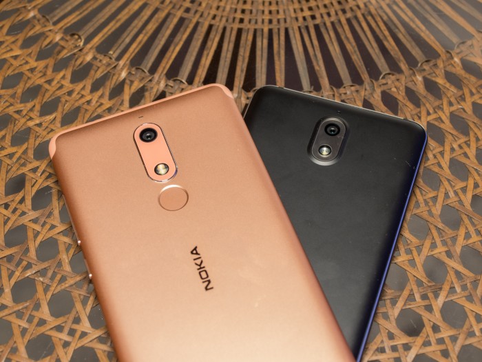 Links das Nokia 5.1, rechts das Nokia 3.1 (Bild: Martin Wolf/Golem.de)