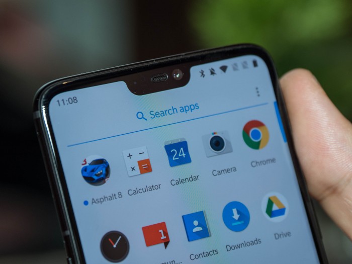 Diese Notch beinhaltet die Frontkamera sowie verschiedene Sensoren. (Bild: Martin Wolf/Golem.de)