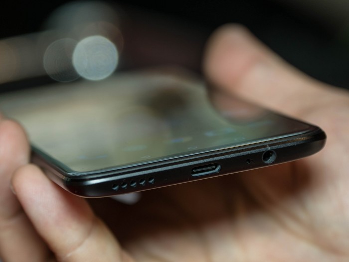 Anders als viele Konkurrenten baut Oneplus auch bei seinem neuen Smartphone einen Klinkenanschluss für Kopfhörer ein. (Bild: Martin Wolf/Golem.de)