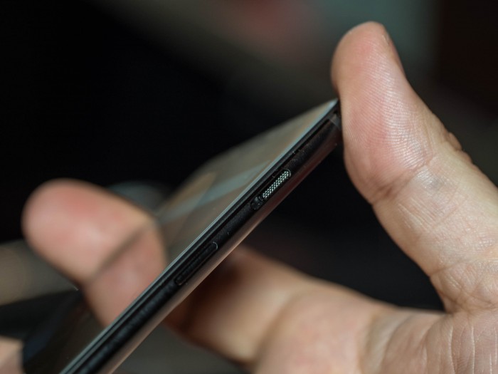 Der Alert Slider ist jetzt auf der rechten Seite des Smartphone eingebaut. (Bild: Martin Wolf/Golem.de)