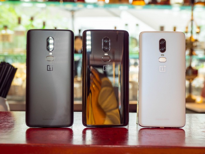 Links das Oneplus 6 in Midnight Black, in der Mitte in Mirror black, rechts in Silk White (Bild: Martin Wolf/Golem.de)