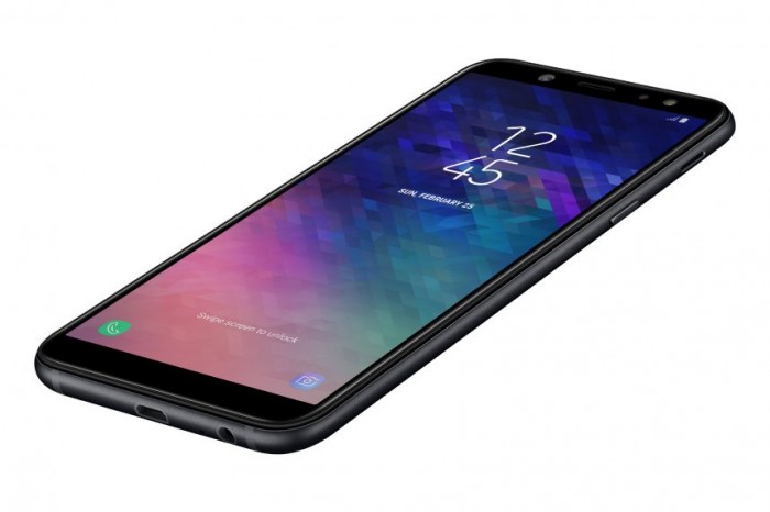 Auf der Vorderseite hat das Galaxy A6 einen Blitz. (Bild: Samsung)