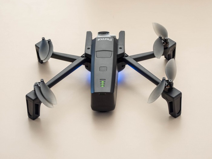 Die Anafi hat eine Ladeanzeige auf der Akkur&uuml;ckseite. (Foto: Martin Wolf/Golem.de)