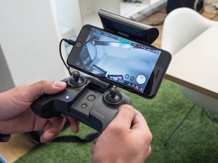 Der Controller funktioniert mit Android- und iOS-Smartphones. (Foto: Martin Wolf/Golem.de)