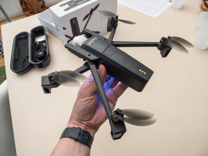 Die Drohne ist handlich ... (Foto: Martin Wolf/Golem.de)