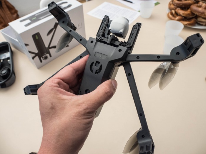 Auf der Unterseite sind eine Kamera und ein Ultraschallsensor verbaut. (Foto: Martin Wolf/Golem.de)