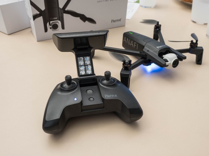 Der Controller geh&ouml;rt zum Lieferumfang. (Foto: Martin Wolf/Golem.de)