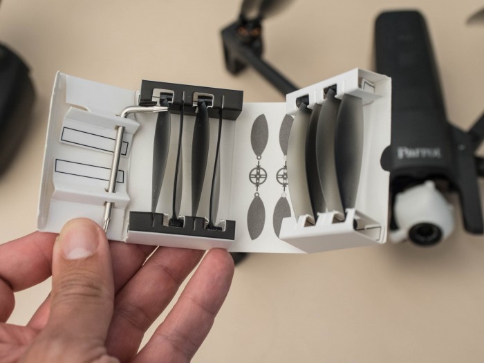 Das beigelegte Werkzeug dient zum Wechseln der Rotoren. (Foto: Martin Wolf/Golem.de)