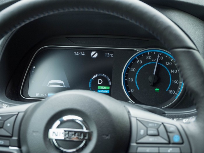 Die Instrumentenanzeige besteht aus einem analogen Tacho und einem Display. (Bild: Martin Wolf/Golem.de)