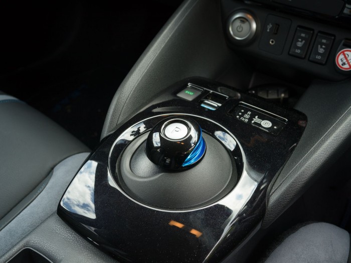 Die Mittelkonsole. Der blaue, nur halb sichtbare Knopf ist das aktivierte E-Pedal. (Bild: Werner Pluta/Golem.de)