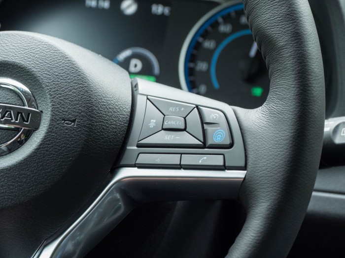 Über den blauen Knopf am Lenkrad wird das Assistenzssystem Propilot aktiviert. (Bild: Martin Wolf/Golem.de)