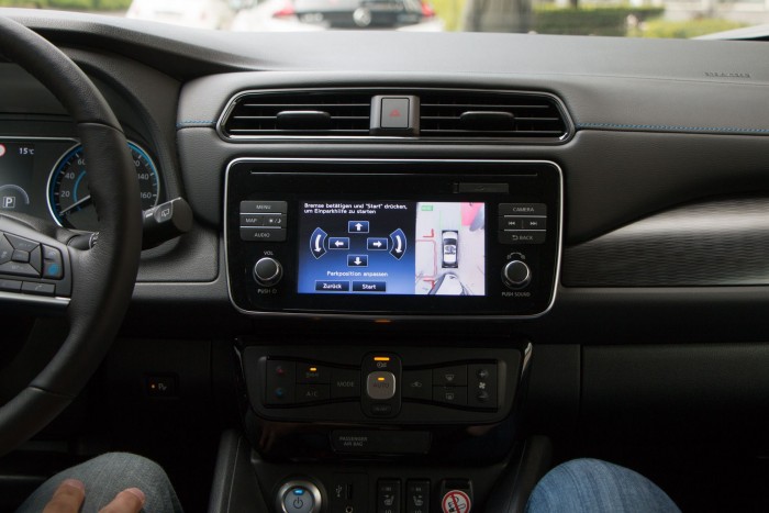 Ist der Parkplatz nicht markiert, muss der Fahrer die Parklücke auf dem Display kenntlich machen. (Bild: Werner Pluta/Golem.de)