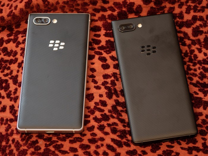 Die Rückseite des Blackberry Key 2 ist rutschfest. (Bild: Martin Wolf/Golem.de)