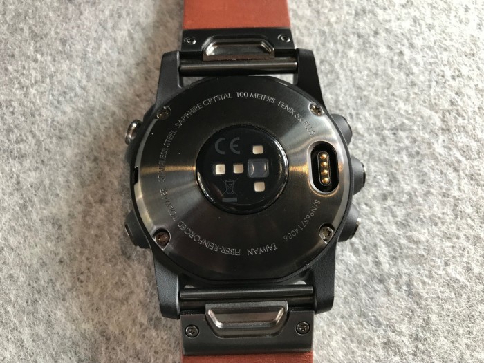 Ganz links auf der Fenix 5X Plus befindet sich die rot blinkende LED zur Messung der Sauerstoffsättigung. (Foto: P. Steinlechner/Golem.de)