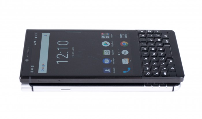 Oben das Blackberry Key2, unten das Blackberry Keyone (Bild: Christoph Böschow/Golem.de)