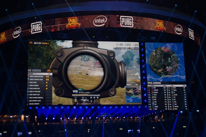 Auf den riesigen Bildschirmen sind auch Details gut zu erkennen. (Foto: Peter Steinlechner/Golem.de)