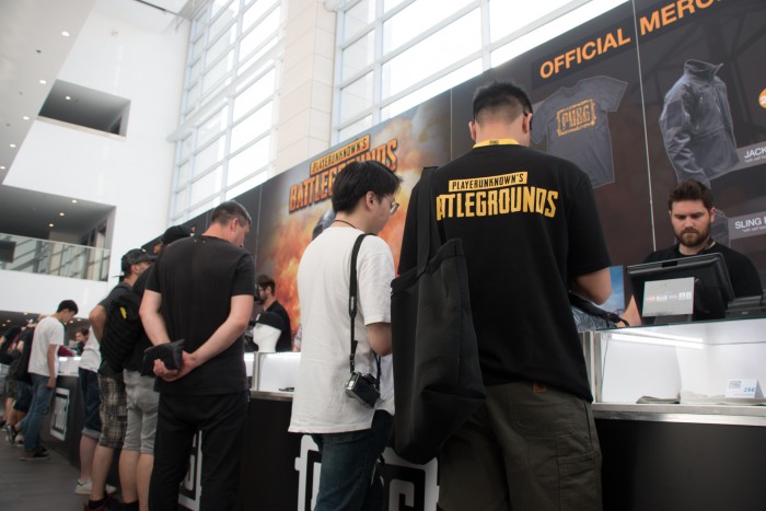 T-Shirts, Kaffeetassen und mehr gibt's am Merch-Stand. (Foto: Peter Steinlechner/Golem.de)